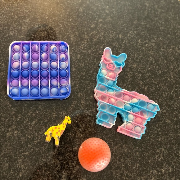 Fidget fun pack with giraffe eraserSuper fun. The fidget bubble llama and square - Picture 5 of 5